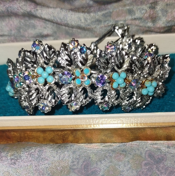 Coro Jeweled Vintage Bracelet - Picture 5 of 16